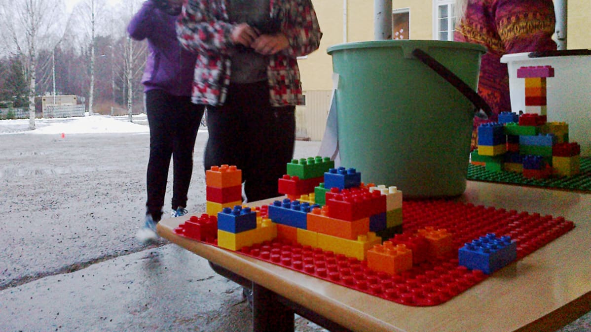Koululaiset keräsivät legoja koululiikunnan puitteissa.