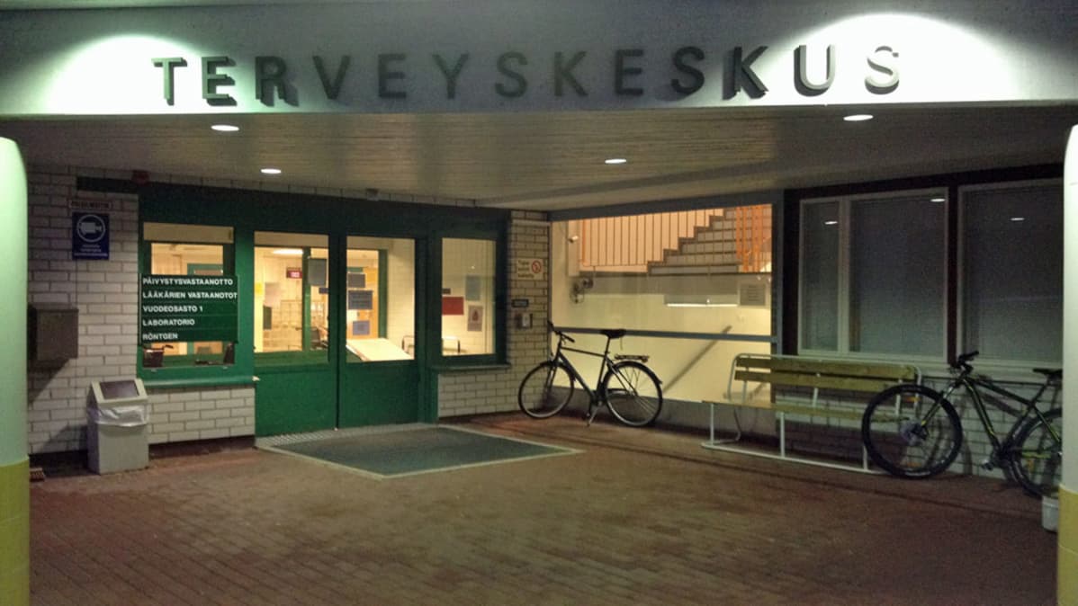 Suomussalmen terveyskeskuksen sisäänkäynti.