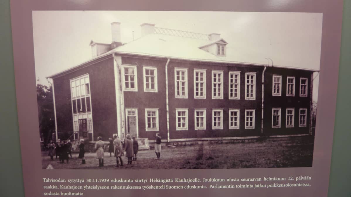 valokuva kauhajoen yhteislyseosta, jossa istui eduskunta talvisodan aikana.