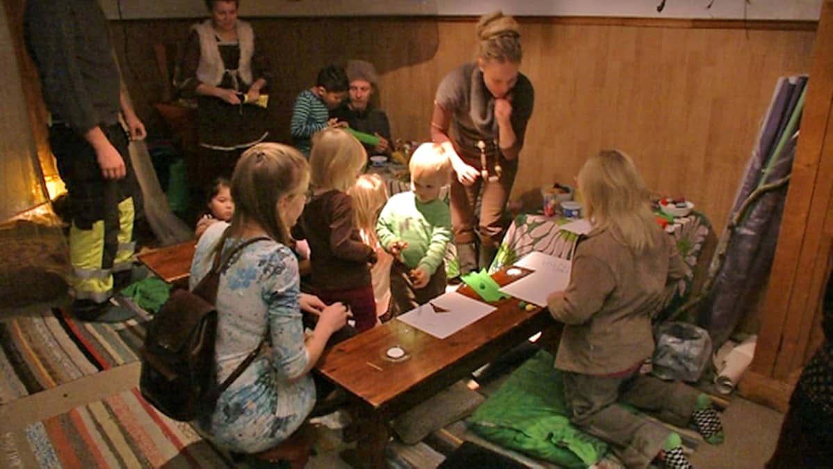 Lapsilla oli oma askartelunurkkaus
