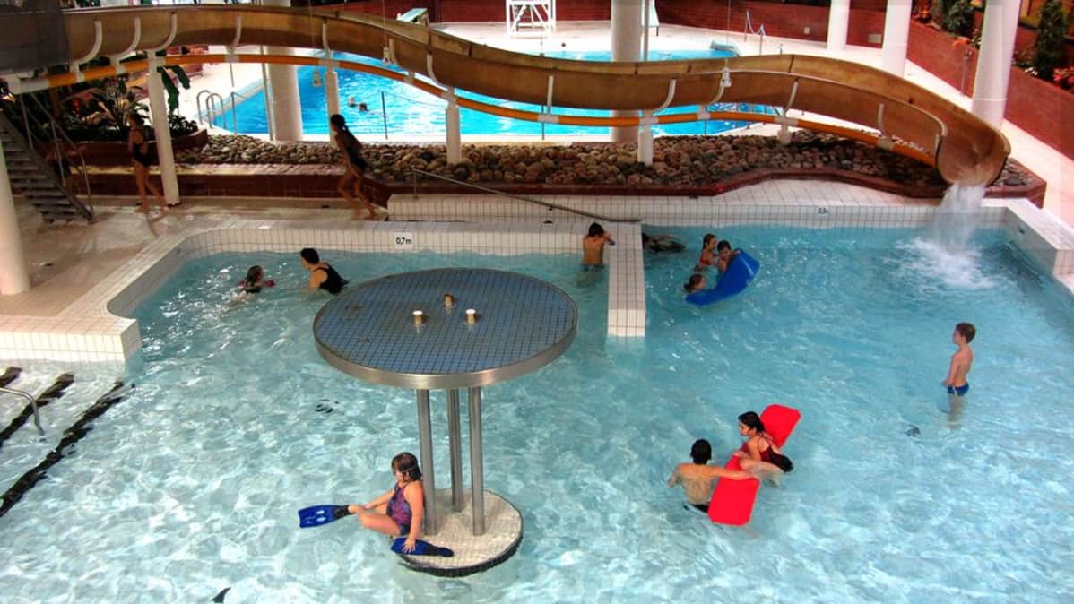 Kuvassa uimahalli, jossa on vesiliukumäki