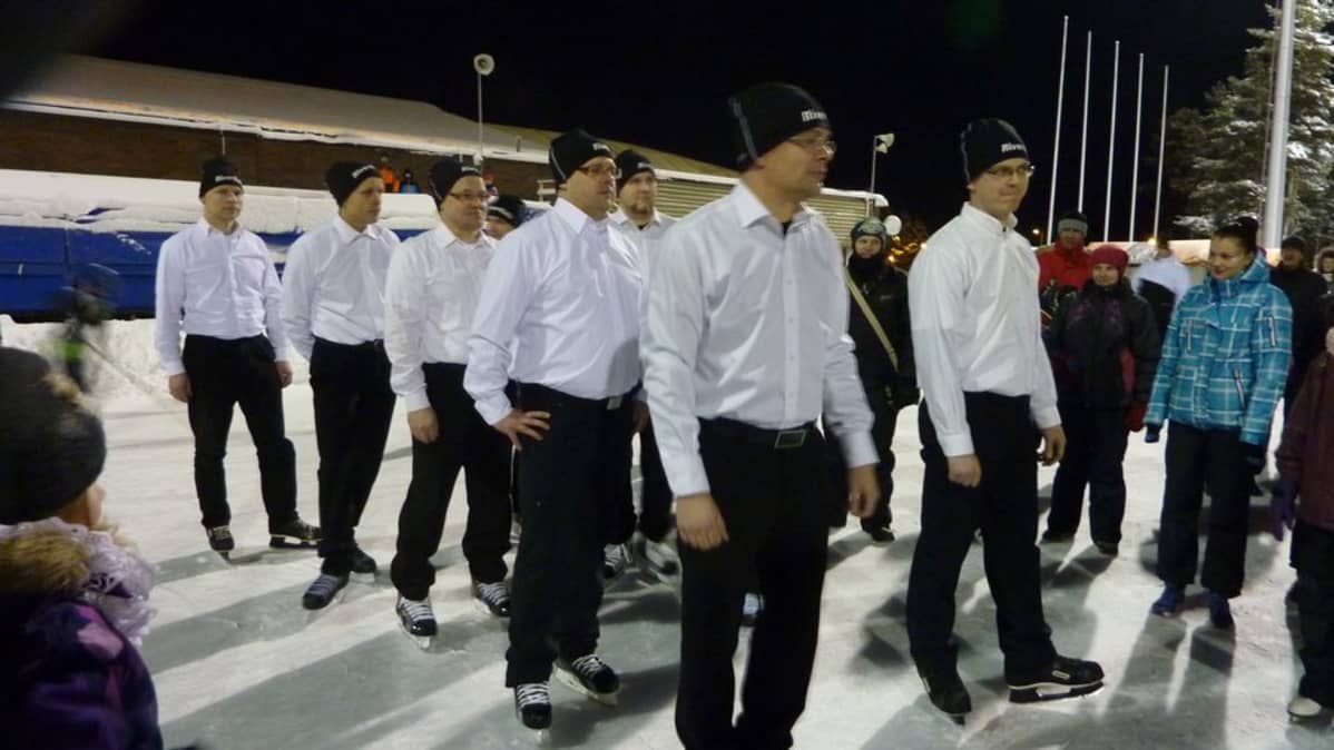 Muodostelmaluistelujoukkue Riverbulls valmiina ensiesiintymiseen.