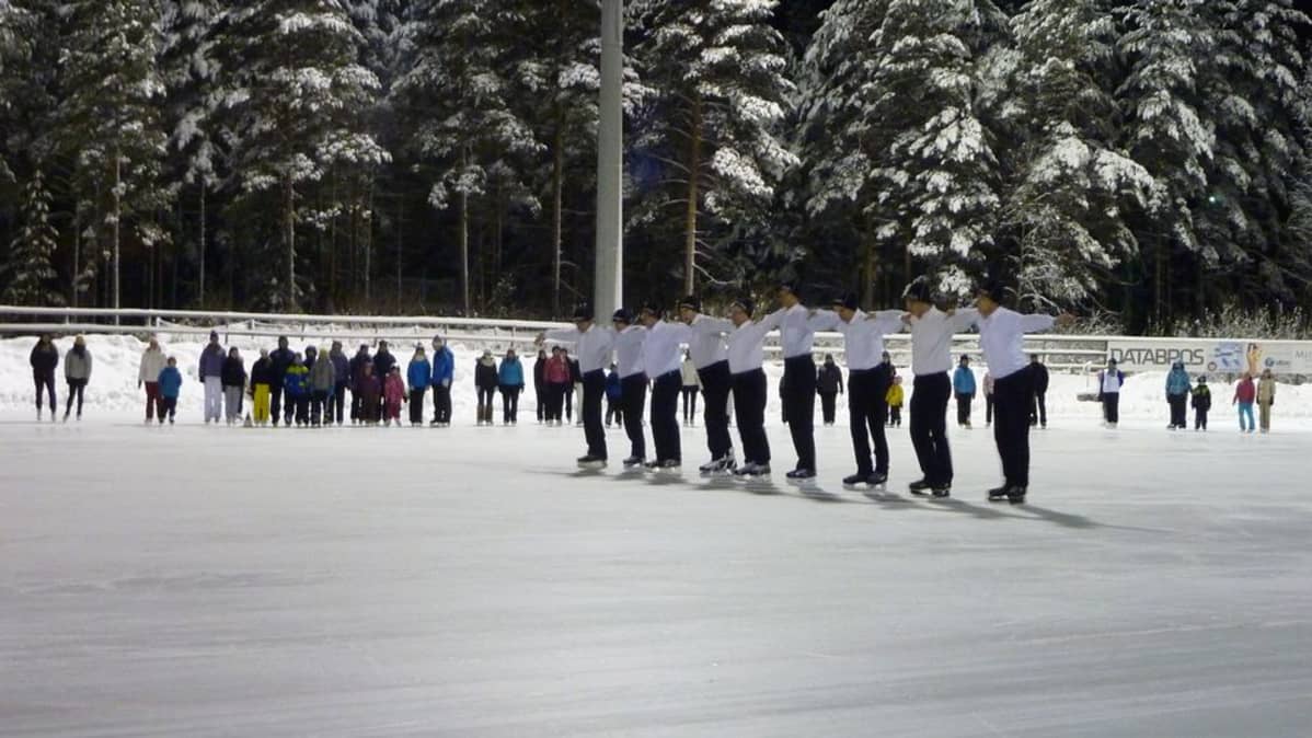 Riverbulls Seinäjoen taitoluistelijat muodostelmajoukkue miehet esiintyy