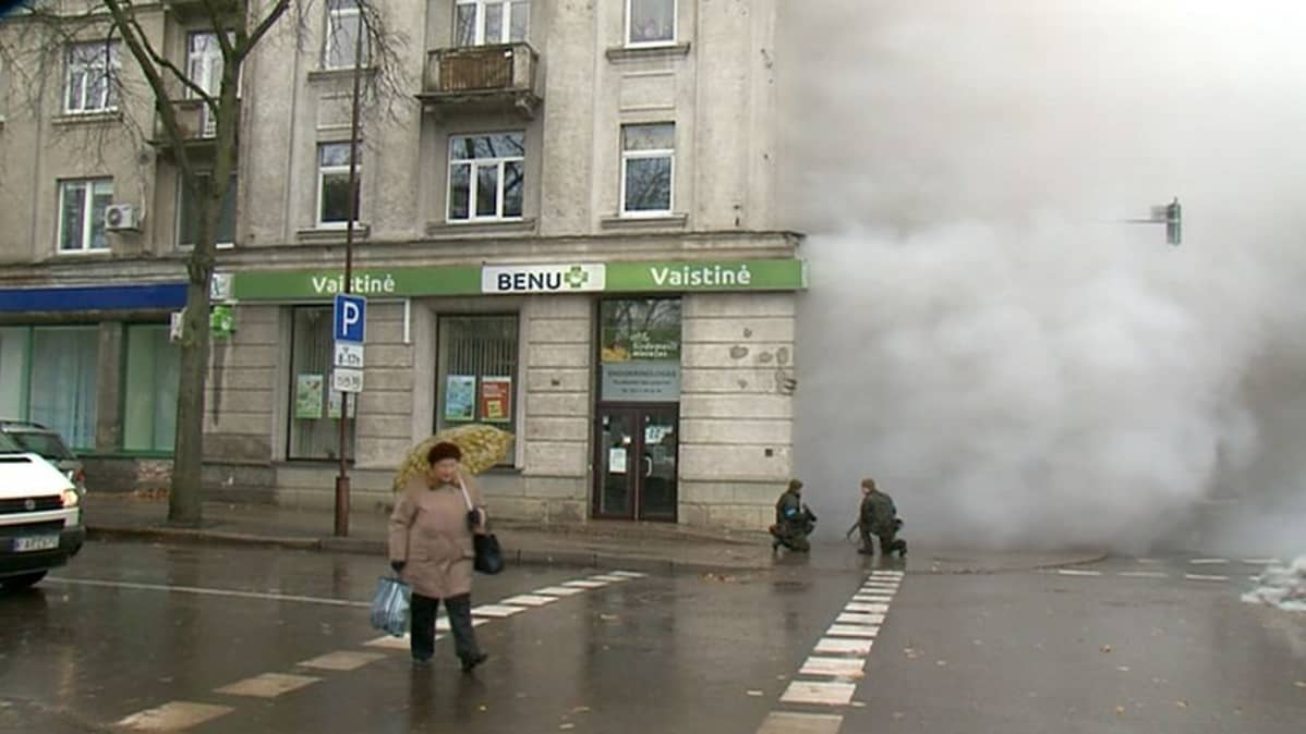 Liettuan armeija harjoittelemassa kaupunkisodankäyntiä vuodenvaihteen tienoilla.