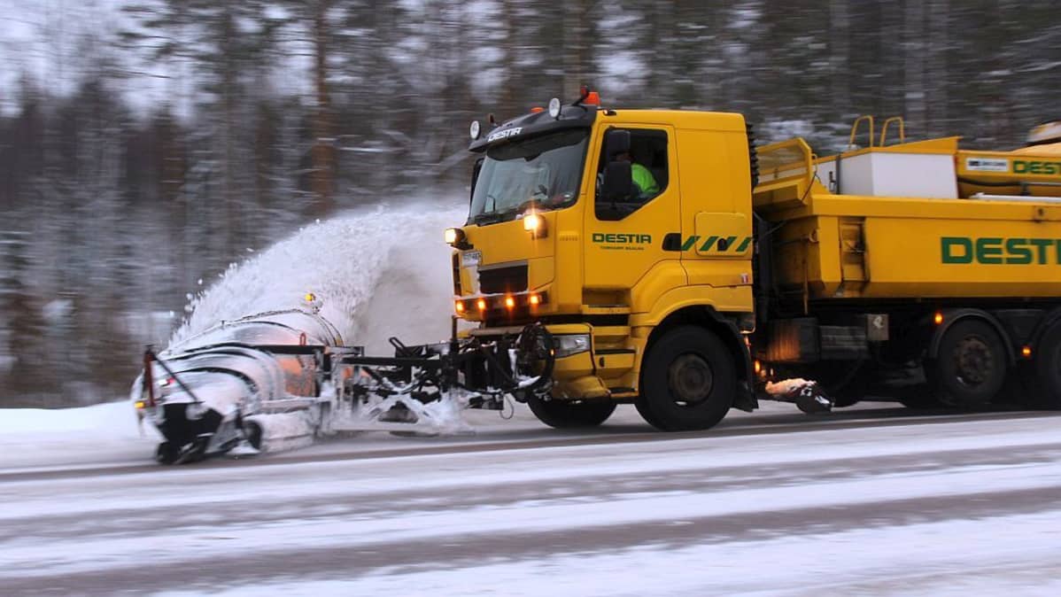 Tenho Arosanervon tehtävänä on pitää 40 kilometrin pätkä lumesta puhtaana Jämsä-Muurame tiellä.