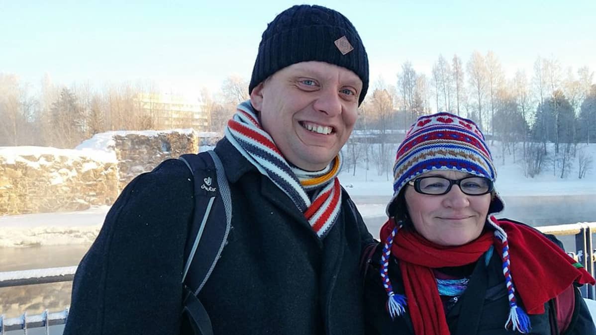 Metsähallituksen Henrik Jansson ja Päivi Tervonen Kajaanin linnan edustalla.