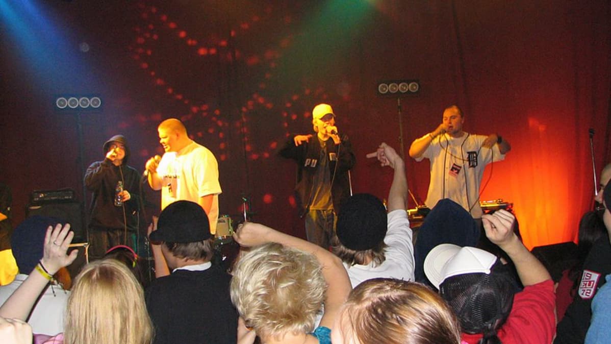 Edorf ja Ambassa-yhtye keikalla Rovaniemellä vuonna 2004.
