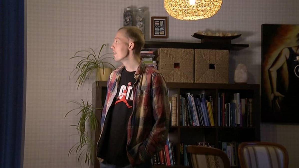 Mies seisomassa.