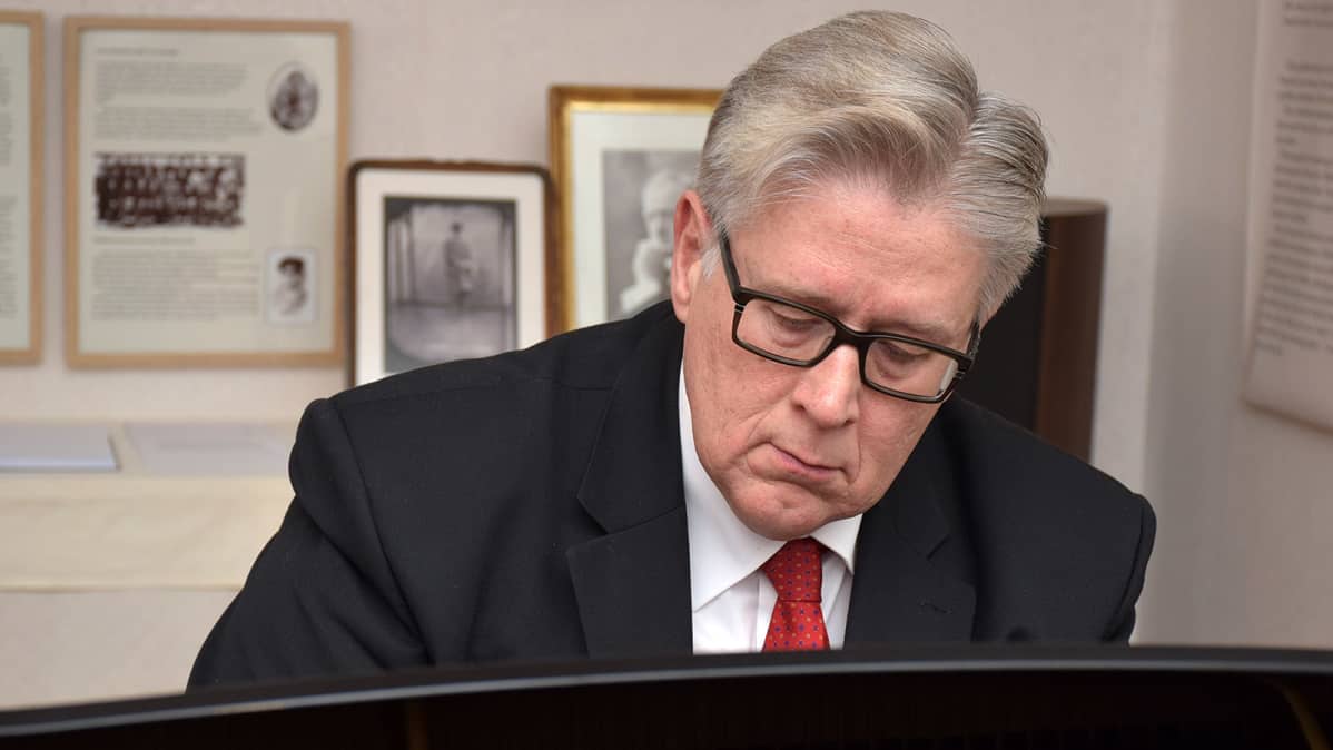 Erkki Korhonen soittaa pianoa