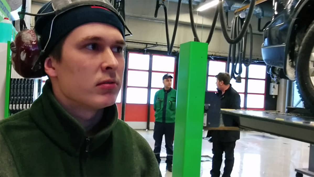Tuomas Heikkinen katsastamassa autoaan Kajaanissa