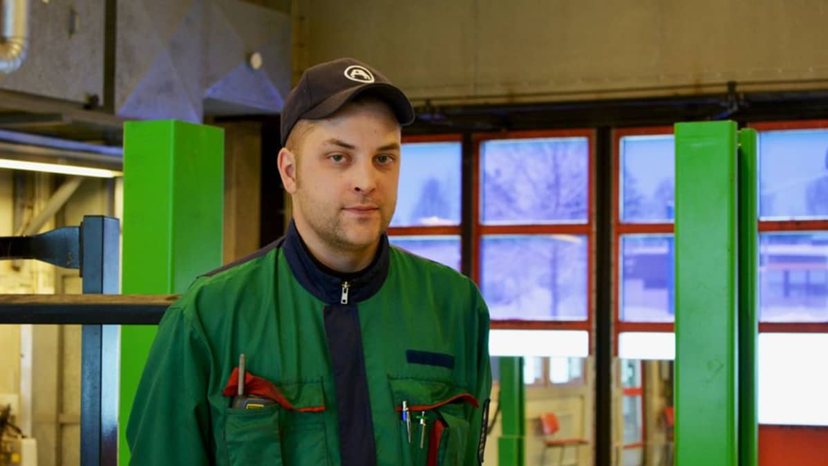 Teppo Korhonen poseeraa katsastushallissa.