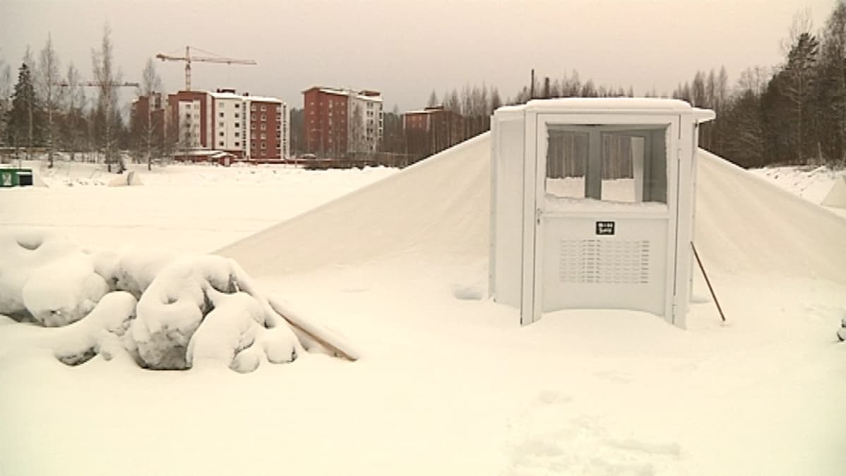 Vehkalammen kuplahallin pystytys ei ole sujunut kuin Strömsössä.