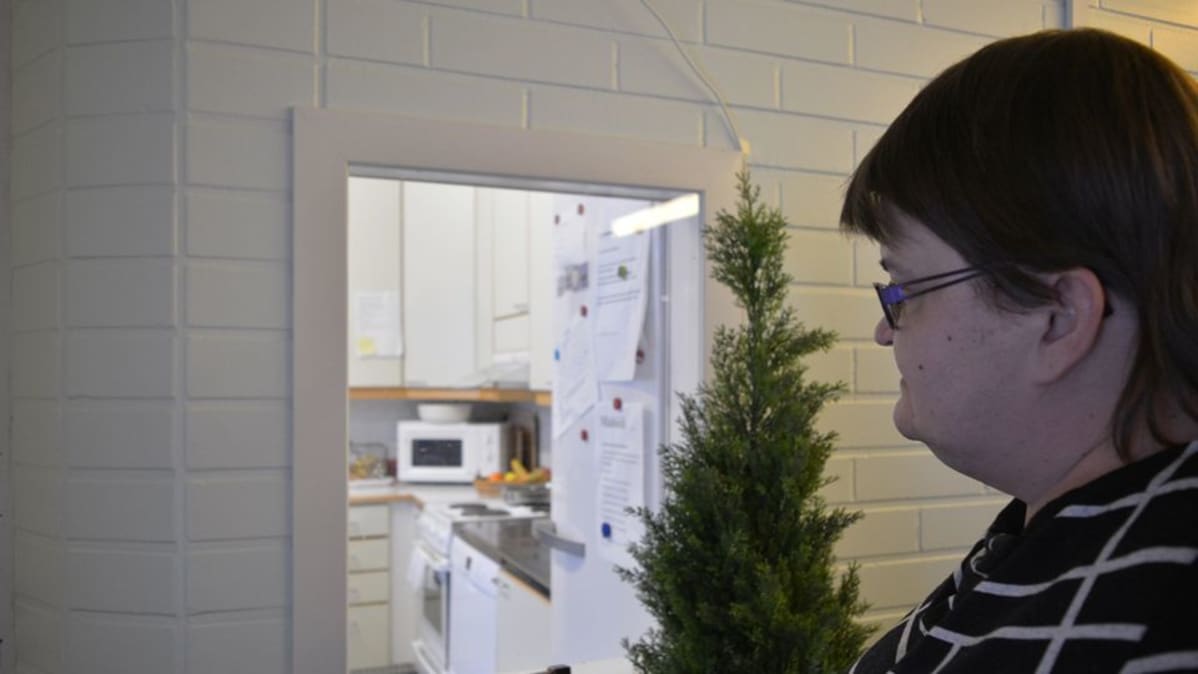 Mia Korhonen kurkistaa palvelukeskuksensa lukittuun keittokomeroon.