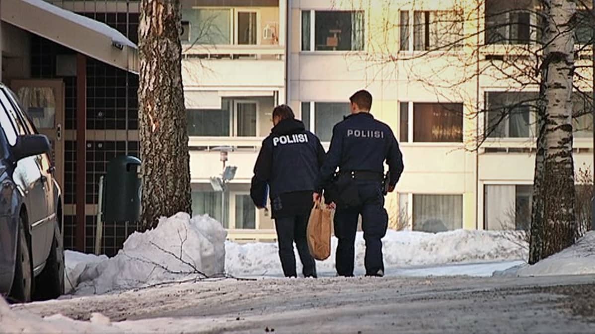 Poliiseja keräämässä DNA-näytteitä Tesomalla