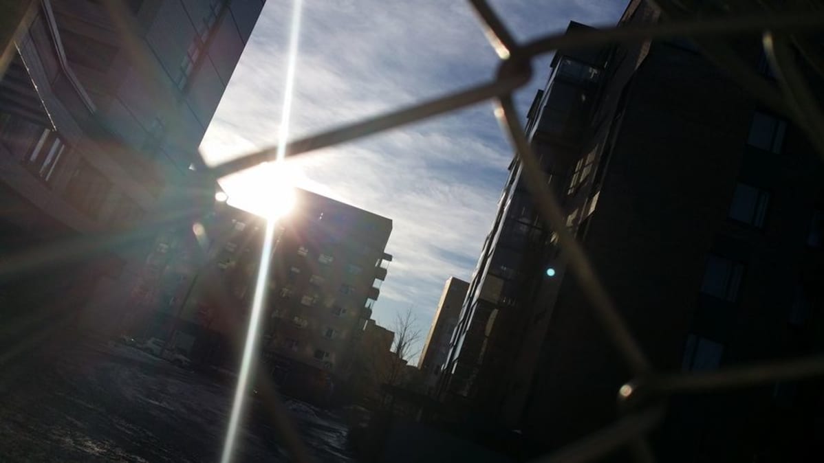 Aurinko pilkistää Itä-Pasilassa.
