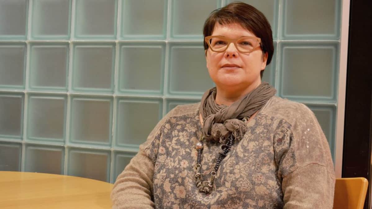 Sanna Lanki poseeraa kameralle.