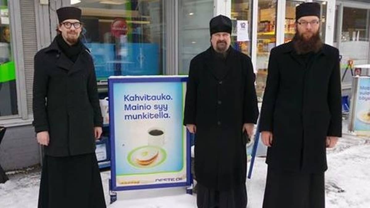 Munkkeja munkkikahvimainoksen edessä