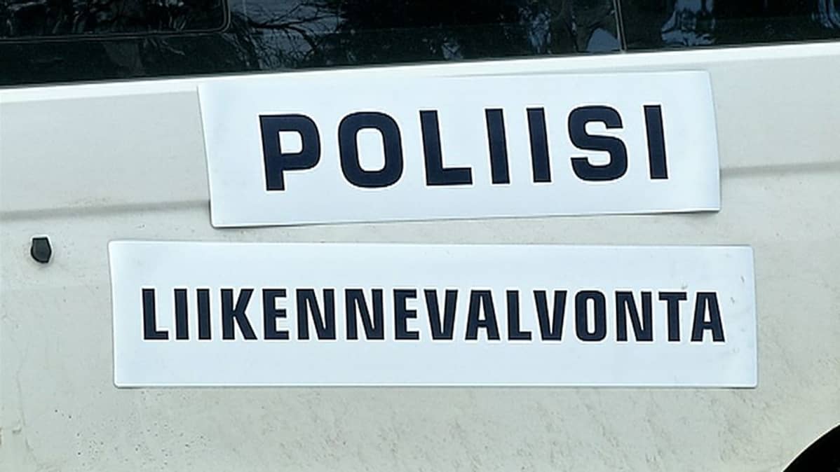 Magneettikyltit poliisin automaattivalvonta-auton kyljessä.