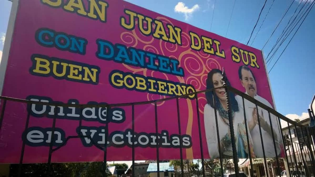 Ortegan ja hänen puolisonsa kuvia on kaikkialla Nicaraguassa. Tässä kehutaan San Juan del Surin hyvää, Danielin kanssa hoidettua hallintotapaa.