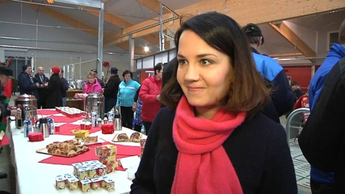 Nainen haastateltavana.