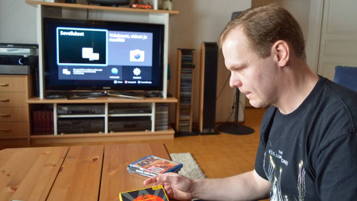 Juha Moilanen olohuoneessaan.