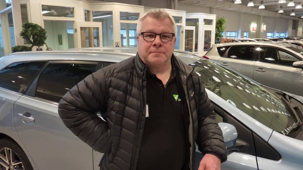 Liikenneturvan kouluttaja Seppo Viljakainen suosittelee automaattivaihteisen auton tuomia hyötyjä.