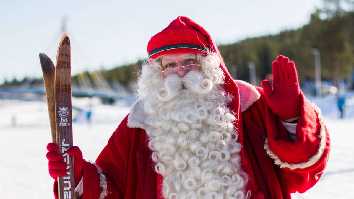 Joulupukki toimi myös hiihtäjien matkaan lähettäjänä Rovaniemellä talvella 2015.