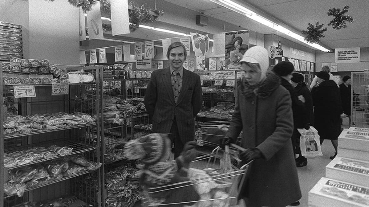 Toimitusjohtaja Kalle Anttila tavaratalossaan 1960-luvulla, asiakkaita ostoksilla.