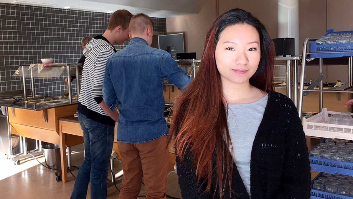 Kuvassa Arja Tran kouluruokalassa