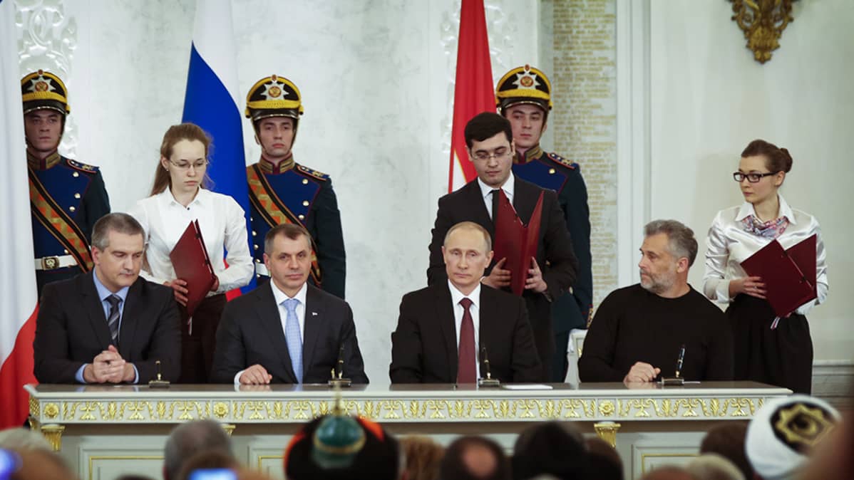Putin ja Krimin johtajia pöydän takana.