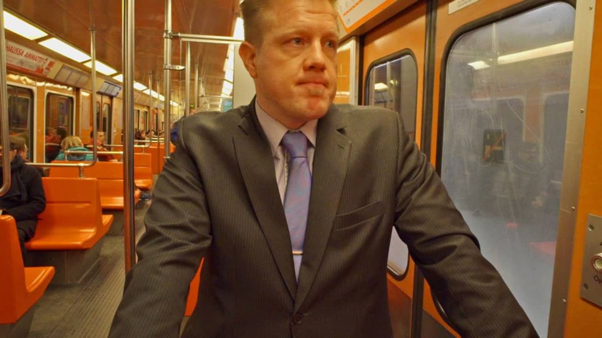 Miko Keto matkustaa metrolla työhaastatteluun.