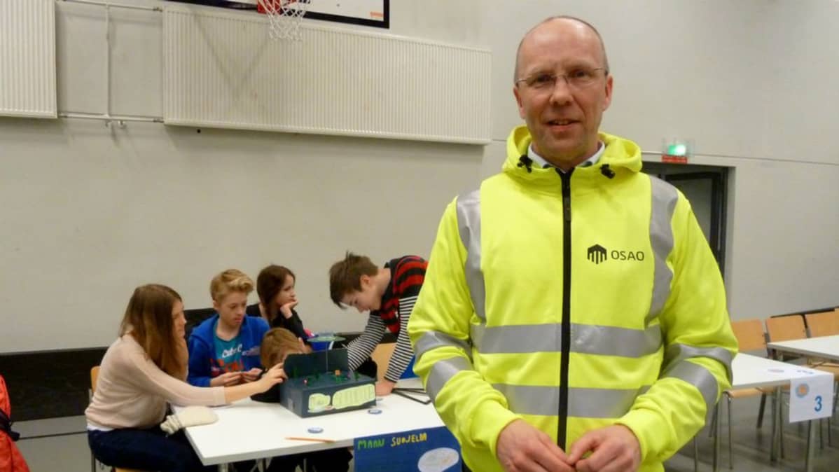 Yksikönjohtaja Vesa Pirilä seisoo Kaukovainion tekniikan yksikön liikuntasalissa.
