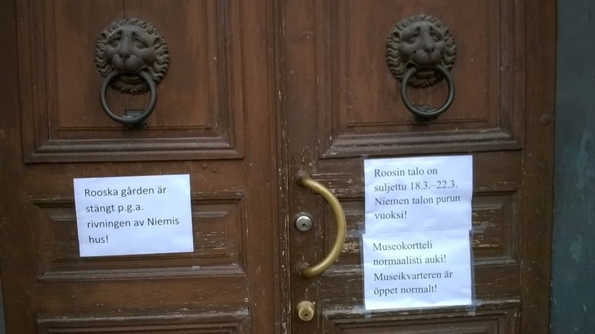 Kuvassa Roosin talon ovi, jossa oleva lappu kertoo museon olevan suljettu.
