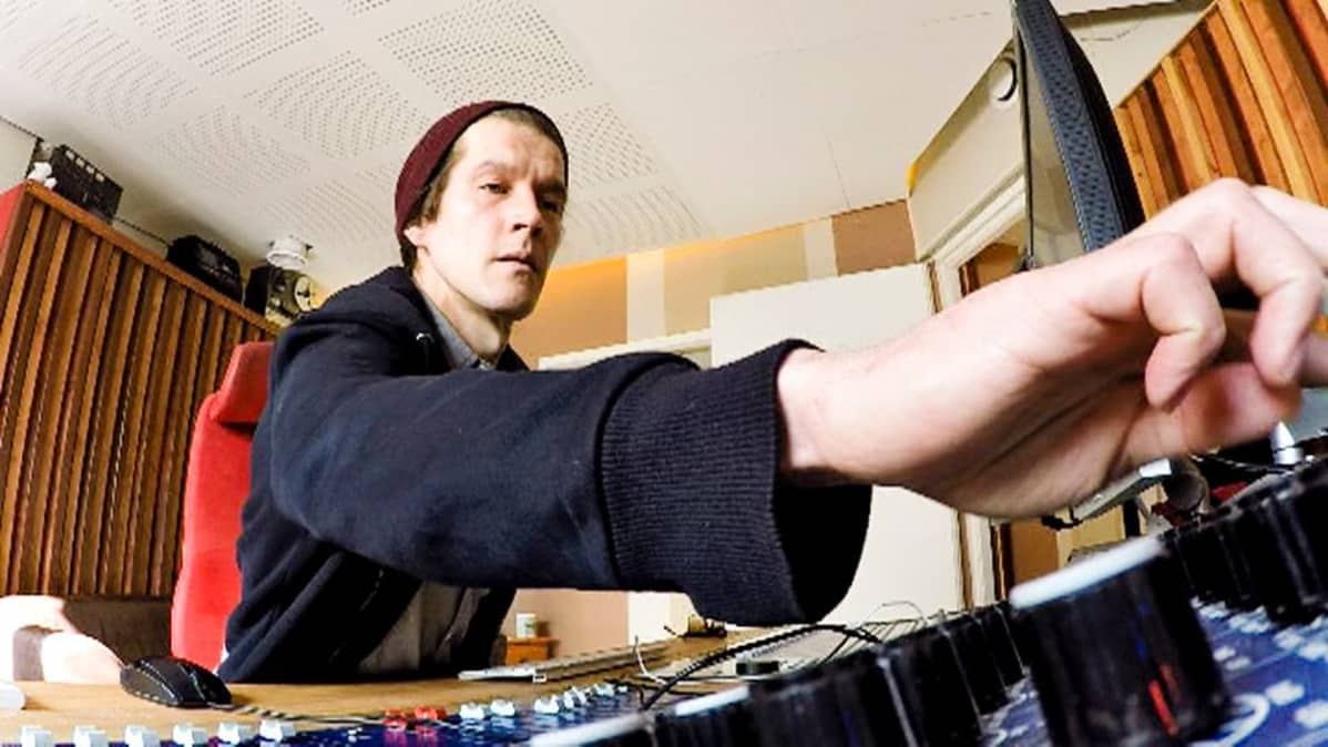Arto Tuunela studiossa vääntelemessä nappuloita.