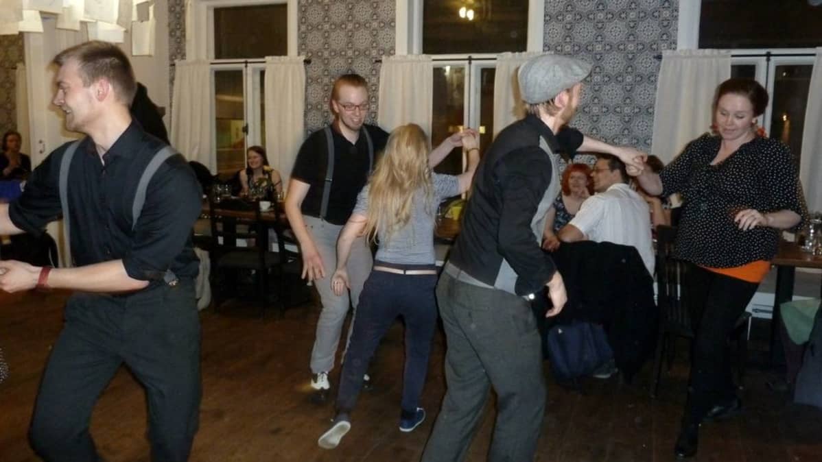 Tanssijat tanssivat swingmusiikin tahtiin oululaisessa Cafe Roosterissa.
