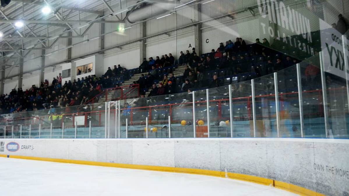 Yleisöä Suomen pisimpään kestäneen jääkiekko-ottelun katsomossa.