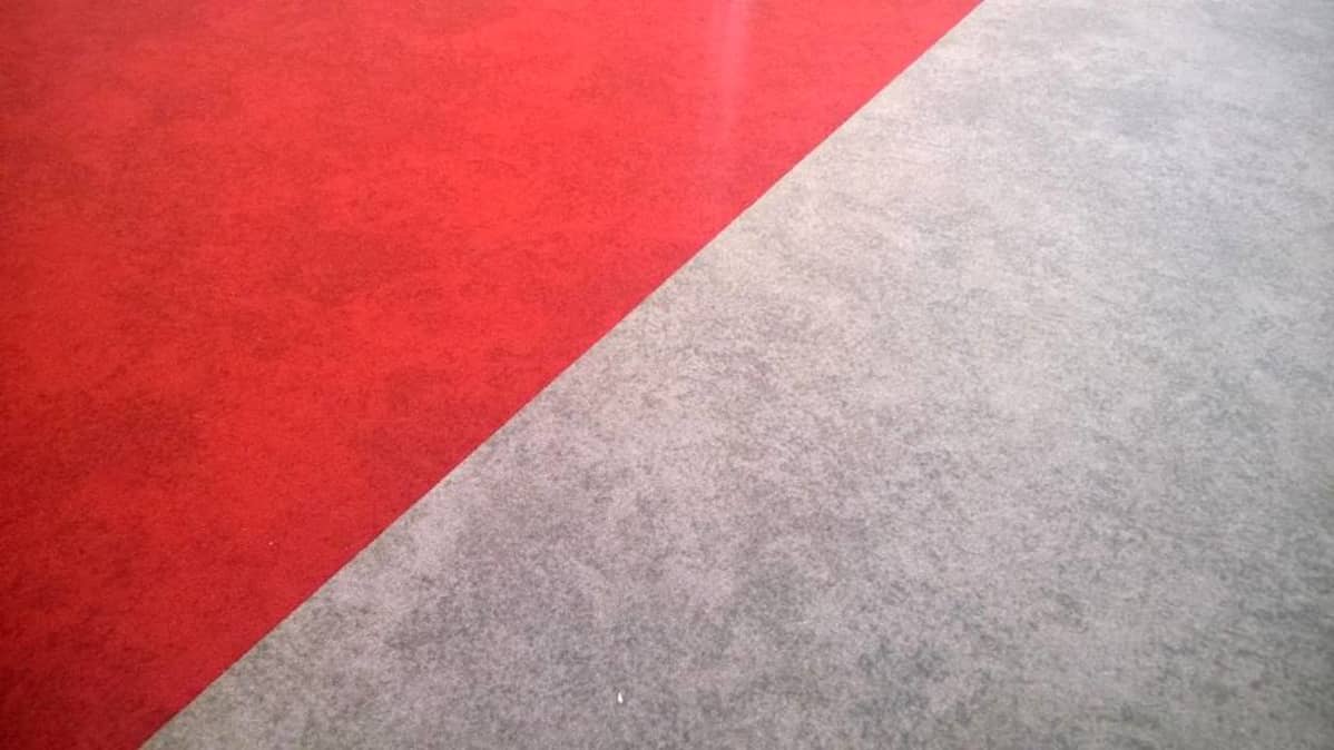 Punaista ja harmaata lattiamateriaalia.