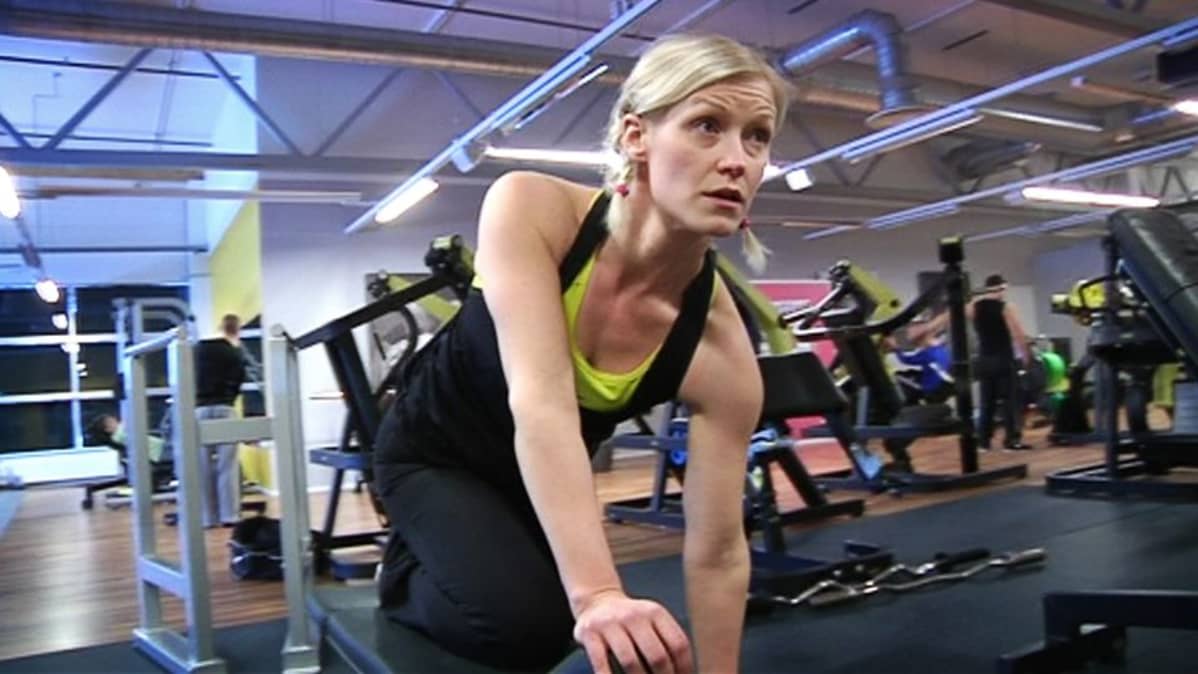 Anna Ruostepuro kuntosalilla.
