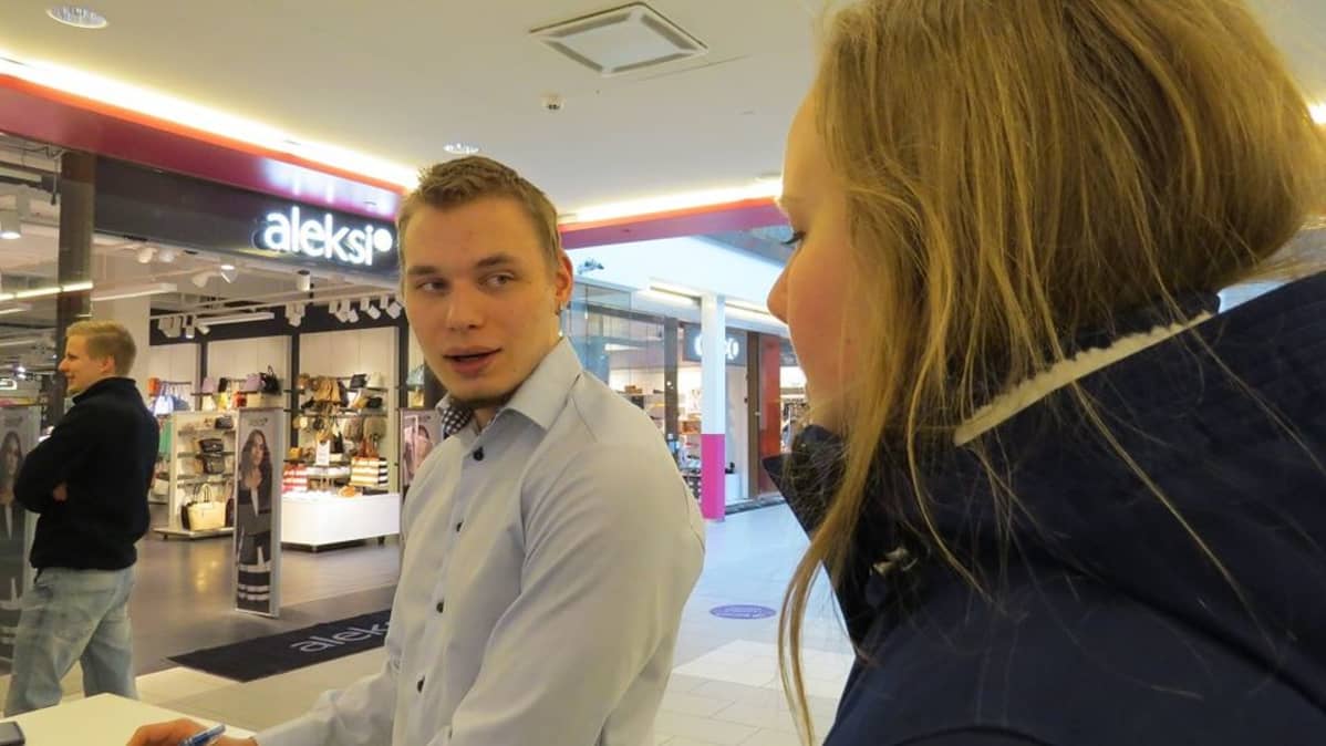 Paulus Kivjärven mukaan myynti on pääasiassa asiakkaan kanssa keskustelua hauskalla asenteella.