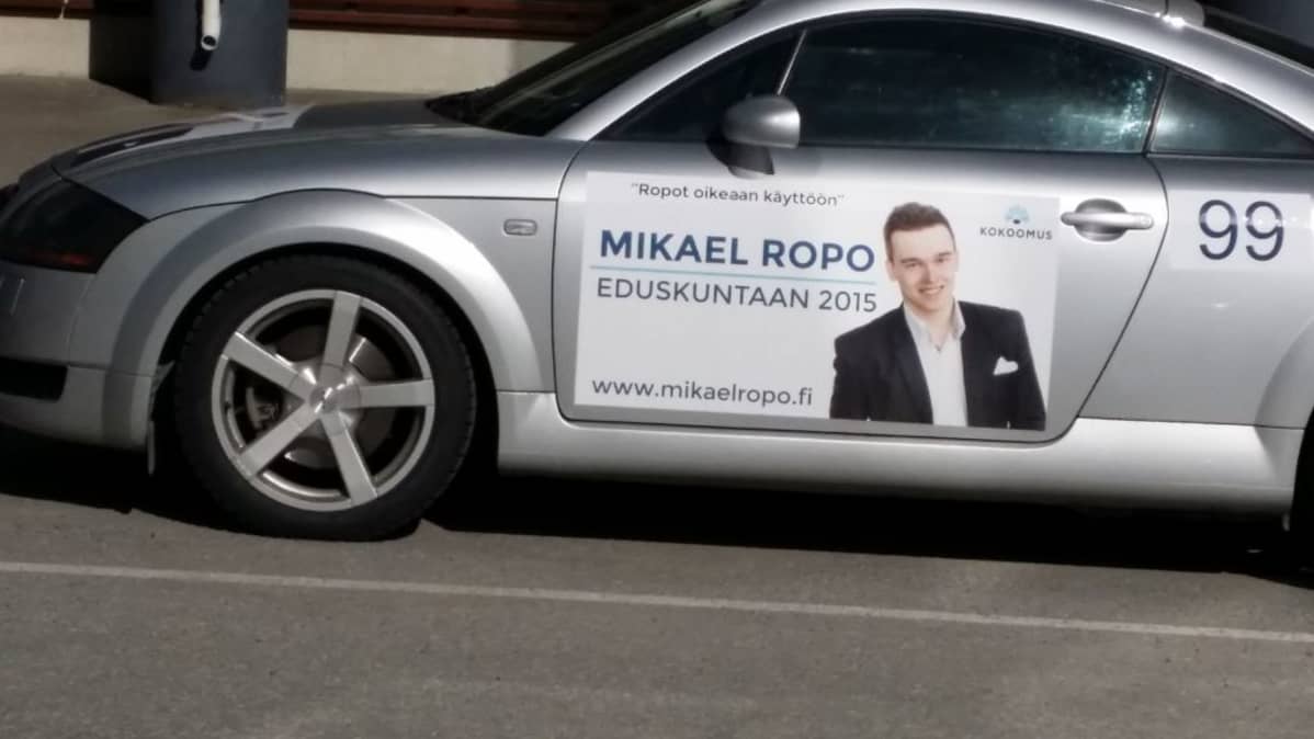 Vaalimainos auton kyljessä, kokoomuksen Mikael Ropo Satakunnan vaalipiiristä mainostaa Audinsa kyljessä.