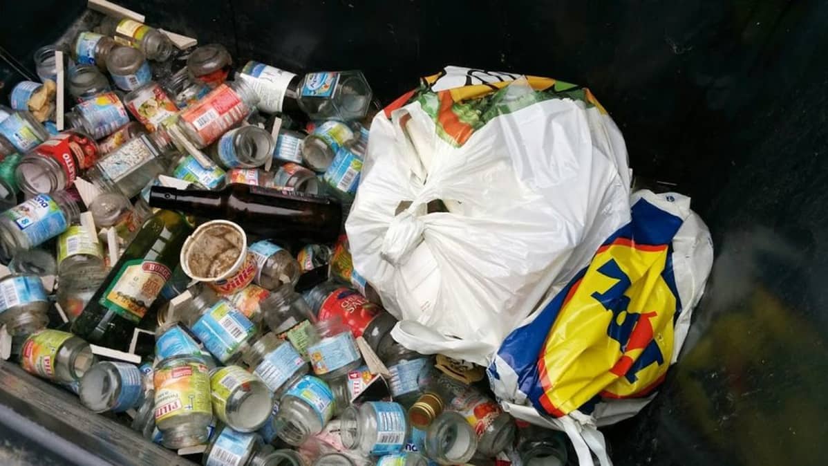 Ekopisteen lasinkeräykseen on eksynyt kaksi pussillista poltettavaa jätettä.