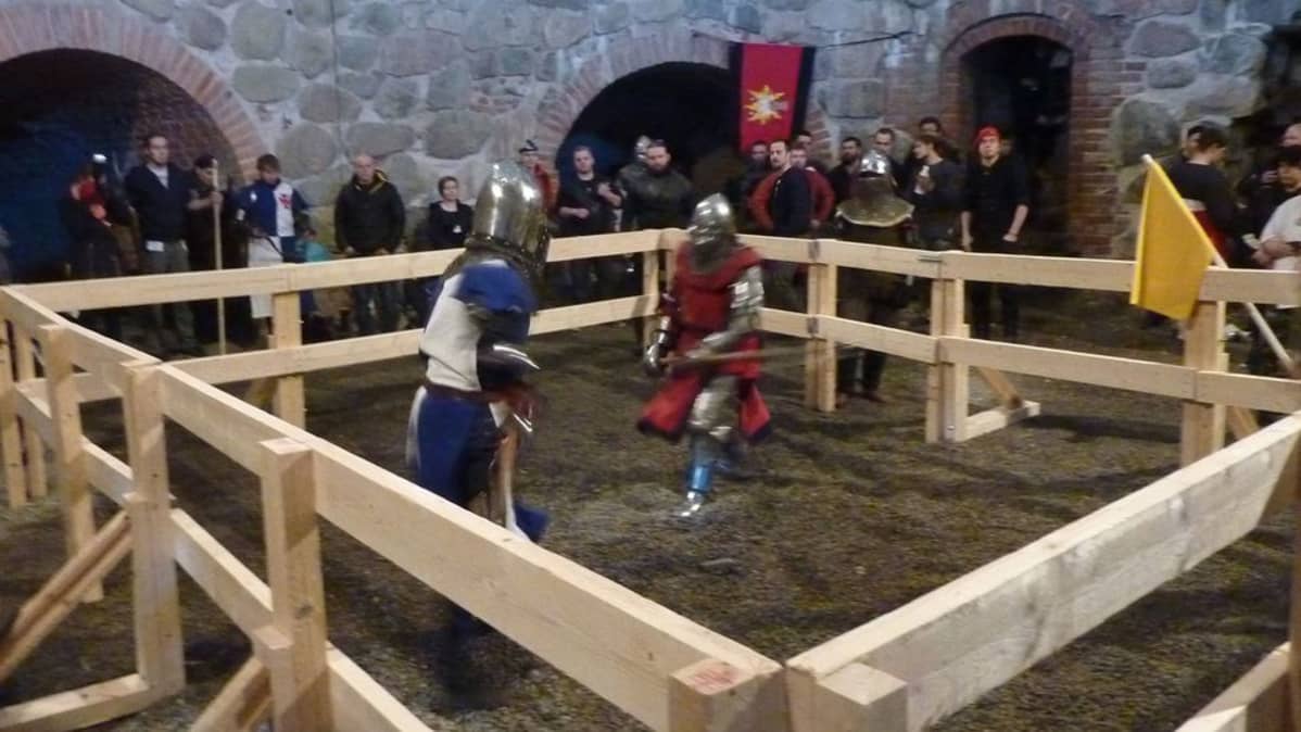 Buhurtissa taistellaan varsikirvein ja miekoin