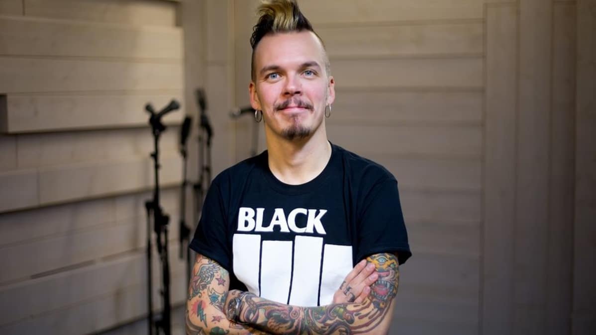 Musiikkitoimittaja Samuli Väänänen on muusikkona istunut keikkabusseissa satoja tunteja.
