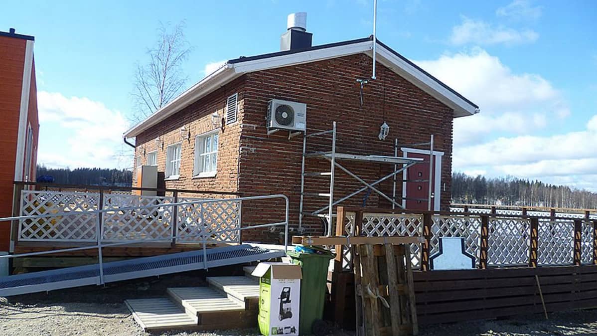 Tiilinen rakennus ulkoterasseineen.