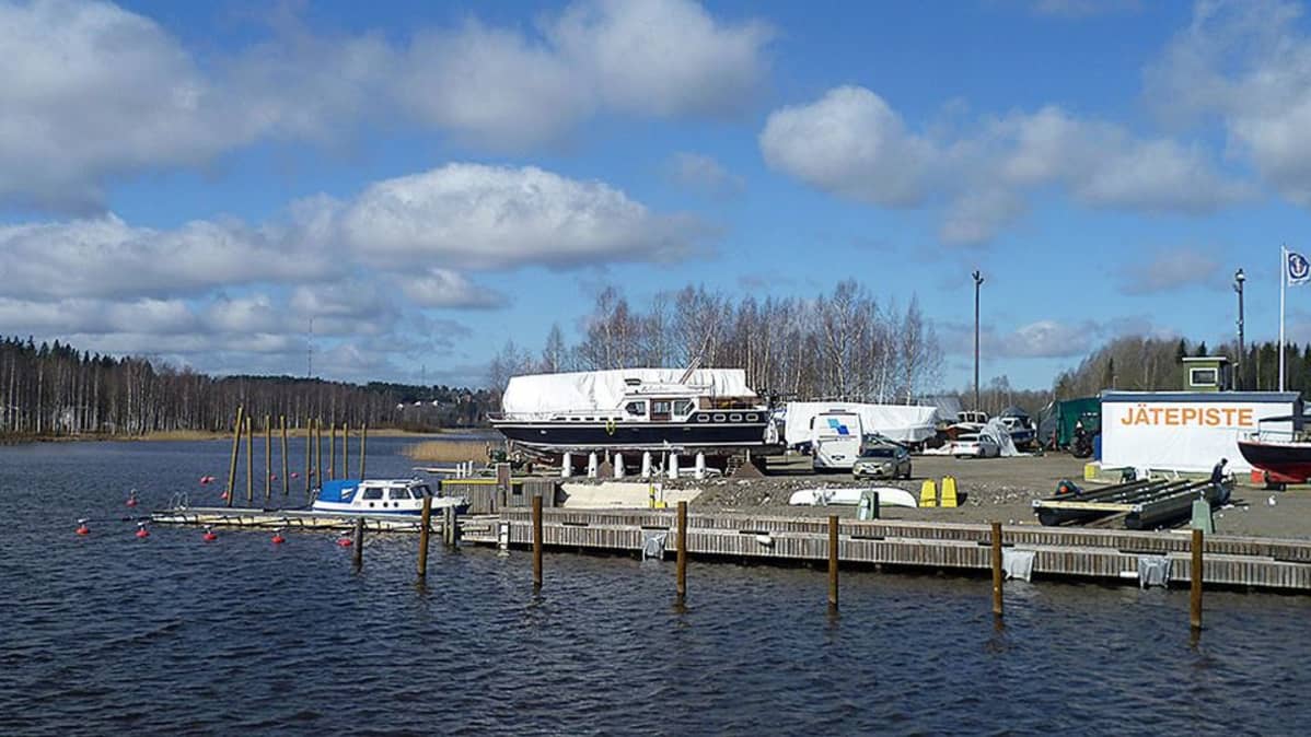 Keväinen laiturialue.