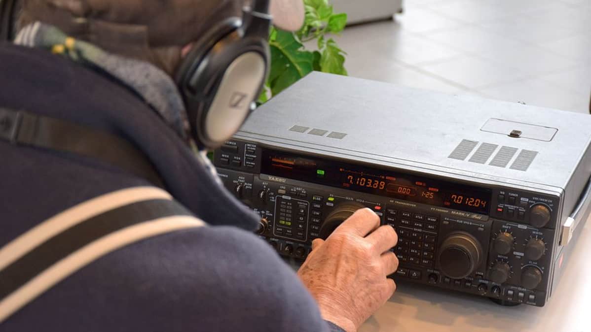 Radioamatööri etsii yhteyksiä radiolaitteella