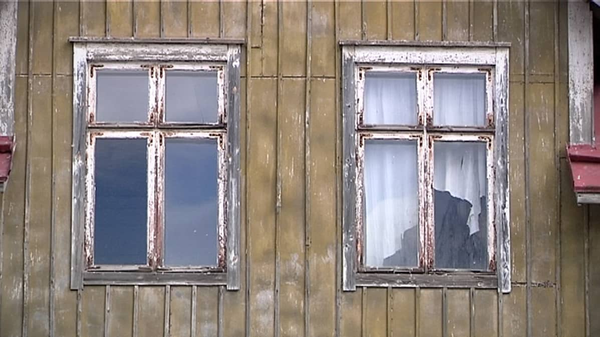 Autiotalon ikkunat.