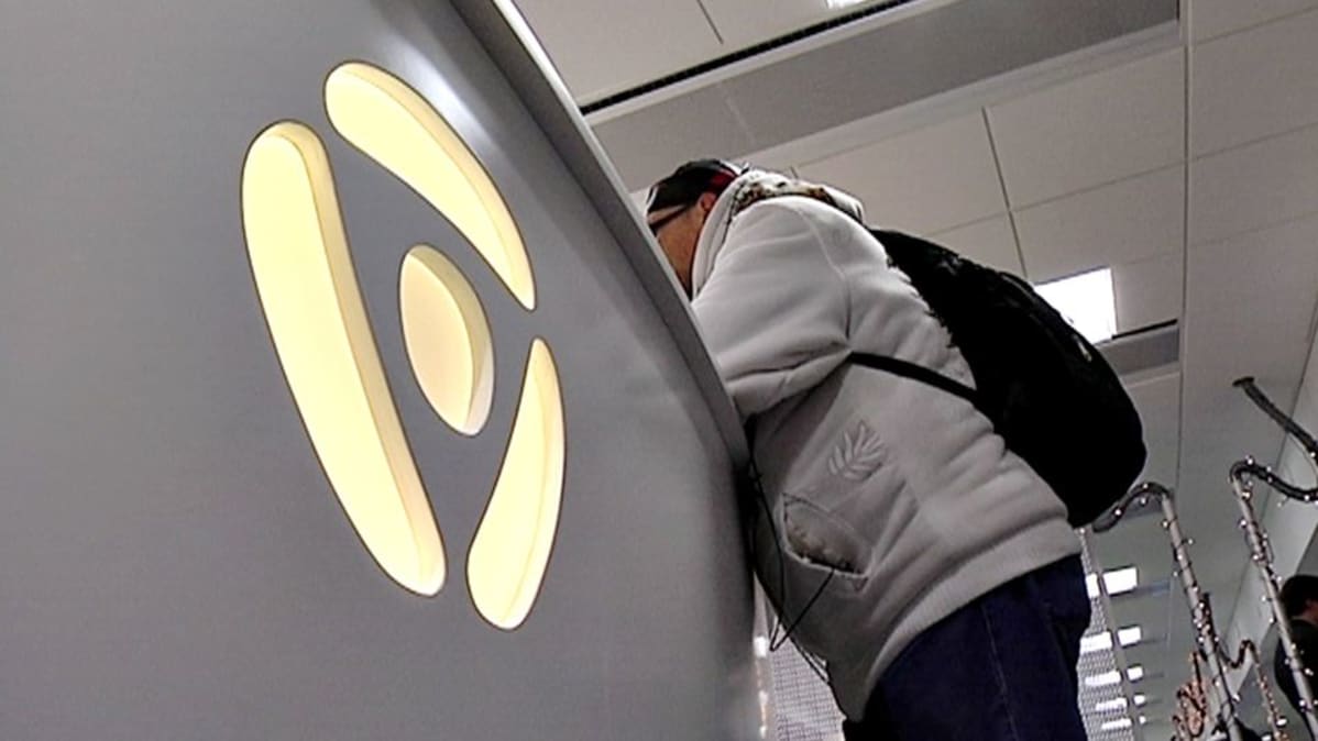 Työvoimatoimiston tiskillä asiakas.