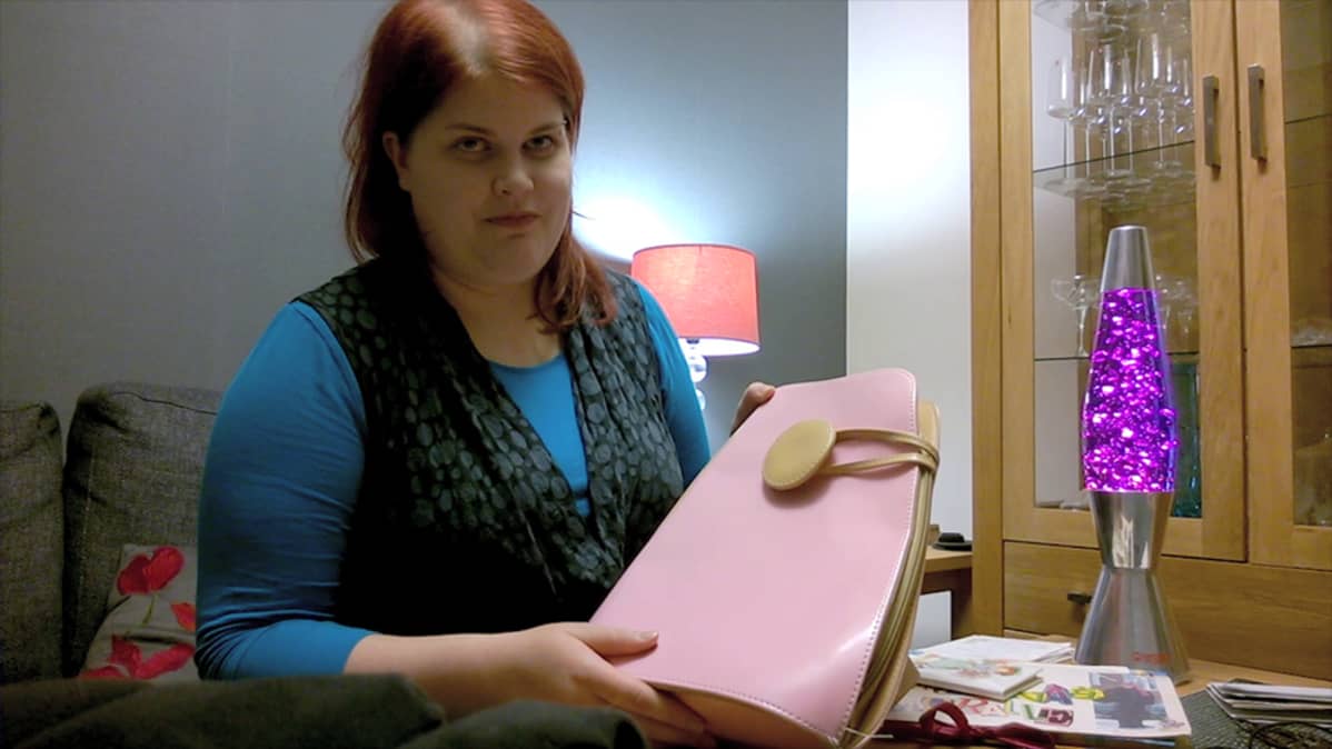 Laura Nummela ja vaaleanpunainen keikkalaukku.