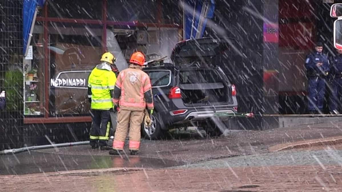 nappikauppa auto sisään liikehuoneistoon näyteikkuna poliisi onnettomuus pelastuslaitos